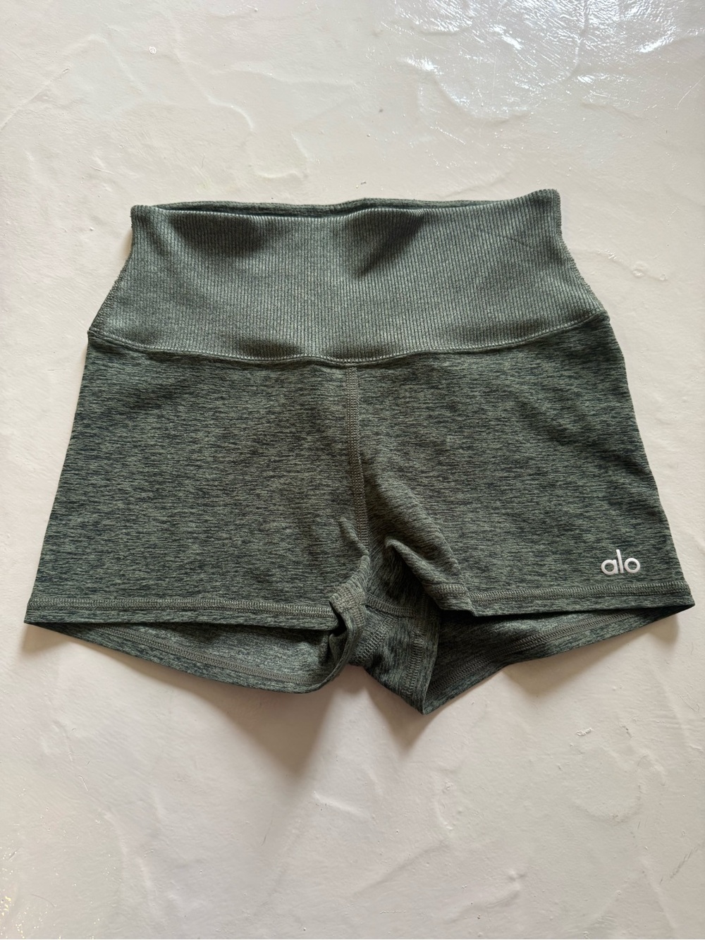 ALO Yoga Alosoft Aura Short Waisted XS